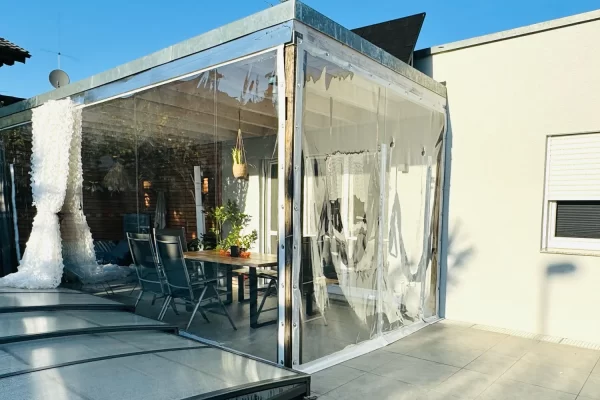 Terrassenplane mit vollflächigem Fenster und Tür.webp